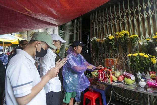 Người dân Hà Nội đội mưa đến nơi xảy ra vụ cháy chung cư mini, đặt hoa tưởng niệm các nạn nhân xấu số-2