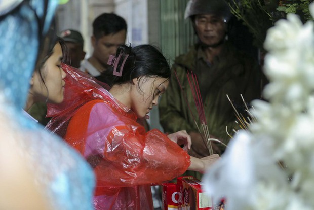 Người dân Hà Nội đội mưa đến nơi xảy ra vụ cháy chung cư mini, đặt hoa tưởng niệm các nạn nhân xấu số-3