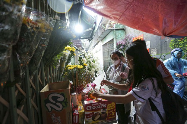 Người dân Hà Nội đội mưa đến nơi xảy ra vụ cháy chung cư mini, đặt hoa tưởng niệm các nạn nhân xấu số-4