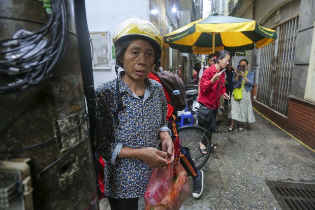 Người dân Hà Nội đội mưa đến nơi xảy ra vụ cháy chung cư mini, đặt hoa tưởng niệm các nạn nhân xấu số-6