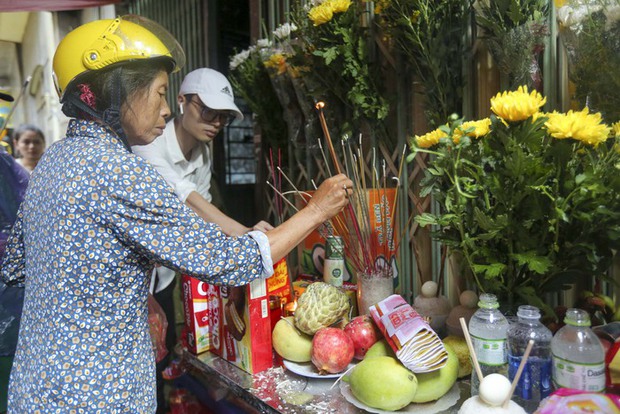 Người dân Hà Nội đội mưa đến nơi xảy ra vụ cháy chung cư mini, đặt hoa tưởng niệm các nạn nhân xấu số-7