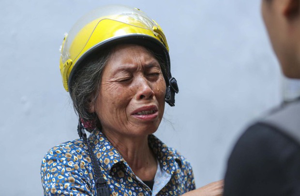 Người dân Hà Nội đội mưa đến nơi xảy ra vụ cháy chung cư mini, đặt hoa tưởng niệm các nạn nhân xấu số-8