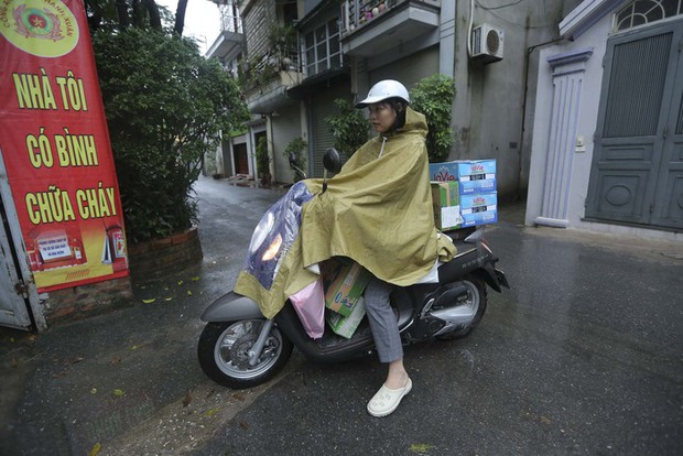 Người dân Hà Nội đội mưa đến nơi xảy ra vụ cháy chung cư mini, đặt hoa tưởng niệm các nạn nhân xấu số-11