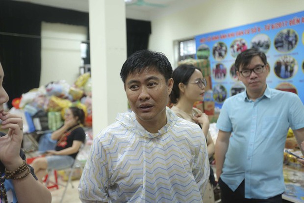 Người dân Hà Nội đội mưa đến nơi xảy ra vụ cháy chung cư mini, đặt hoa tưởng niệm các nạn nhân xấu số-12