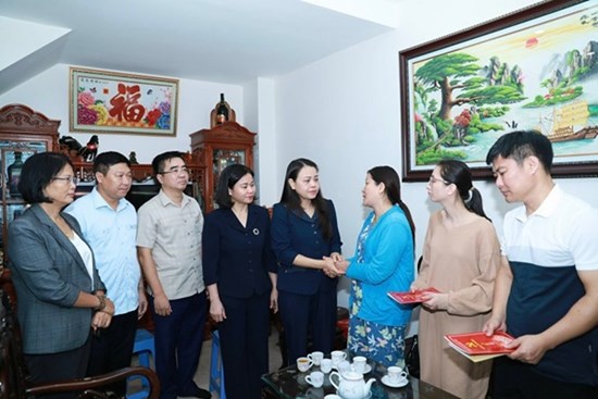 Phó Bí thư Thường trực Thành ủy Nguyễn Thị Tuyến thăm, động viên, trao hỗ trợ cho nạn nhân vụ cháy tại Thanh Xuân