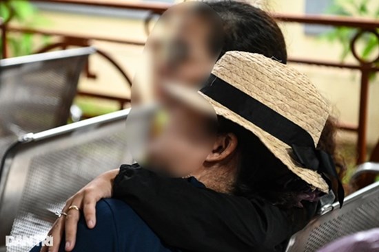 Người nhà nạn nhân vụ cháy bật khóc: