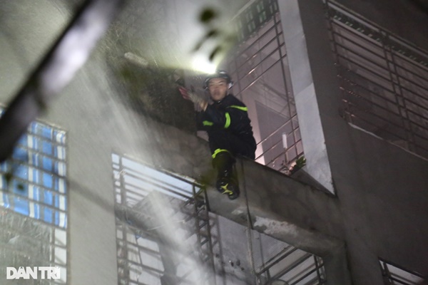 Người nhện cứu 10 người thoát khỏi vụ cháy chung cư mini ở Hà Nội-6