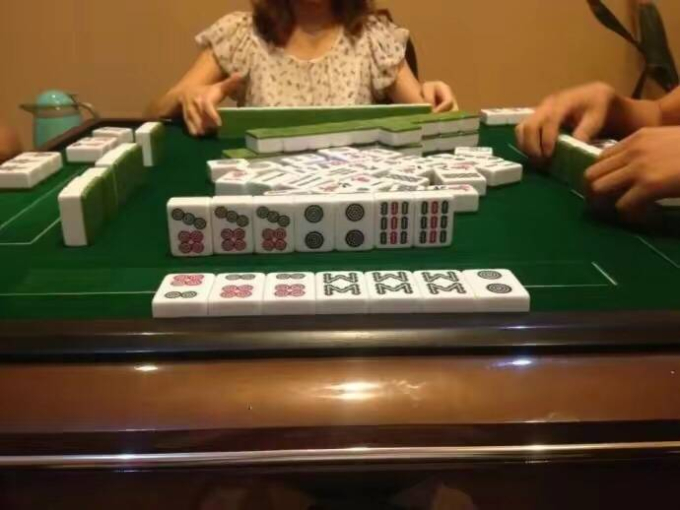 Mê chơi bài bỏ quên con chết trong ô tô, bà mẹ trẻ lăn lộn khóc không thành tiếng, cảnh tượng khiến ai cũng xót xa-1