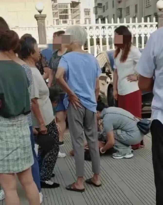 Mê chơi bài bỏ quên con chết trong ô tô, bà mẹ trẻ lăn lộn khóc không thành tiếng, cảnh tượng khiến ai cũng xót xa-2