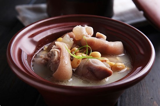 Cách nấu món canh móng giò hầm đậu nành tốt cho sức khỏe và sắc đẹp