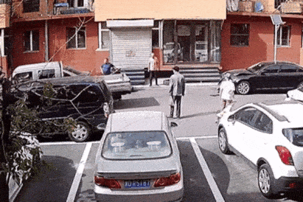 Tài xế hung hăng đạp ga đâm nát chiếc xe Audi đỗ bên đường