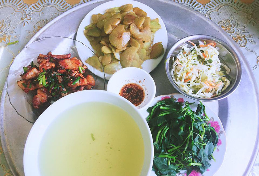 Mâm cơm chỉ có 1 món rau, 1 món mặn, chị dâu đi chợ hết 100.000 đồng/ngày-2