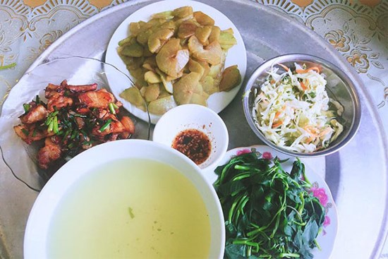 Mâm cơm chỉ có 1 món rau, 1 món mặn, chị dâu đi chợ hết 100.000 đồng/ngày