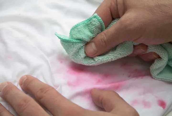 Cách xử lý khi áo sơ mi trắng dính vết trang điểm-1