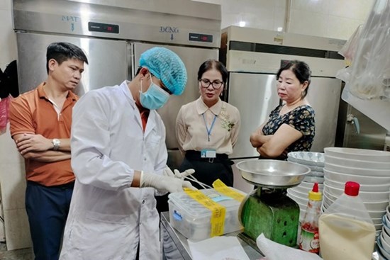 10 nguyên liệu trong ổ bánh mì Phượng được lấy từ đâu?