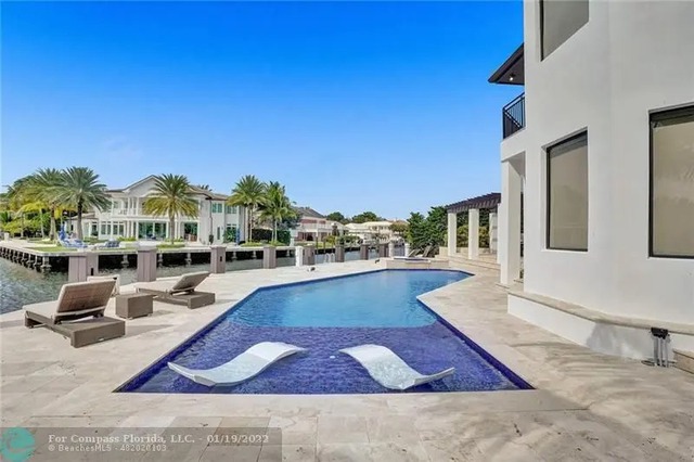 Messi chi 260 tỷ mua biệt thự ở Mỹ: Rộng 10.000m2, có 8 phòng ngủ, 9 phòng tắm-3