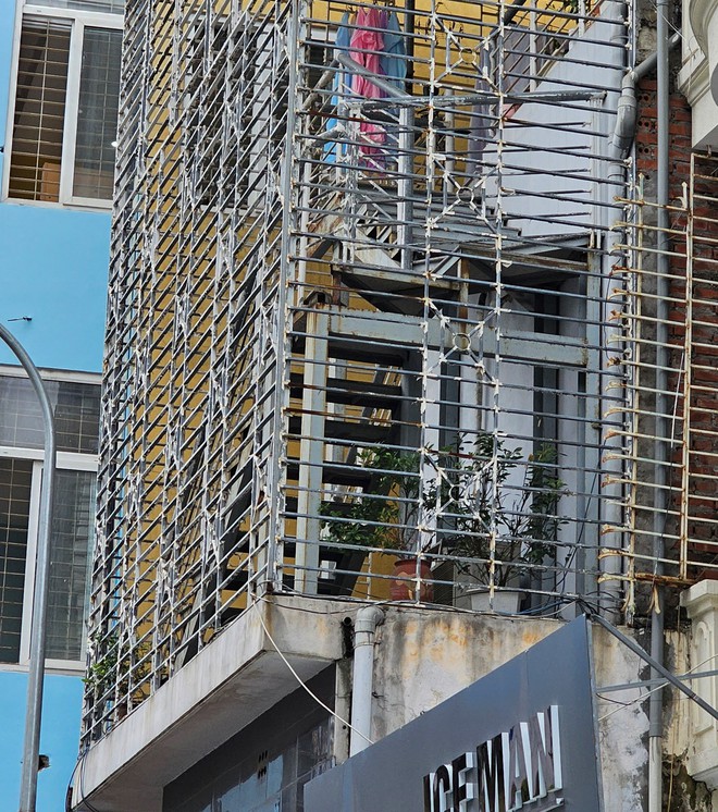 Cận cảnh công trình nhiều vi phạm khác của chủ chung cư mini bị cháy: Chuồng cọp kín bưng, nằm sâu trong ngõ nhỏ-6