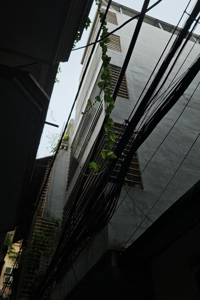 Cận cảnh công trình nhiều vi phạm khác của chủ chung cư mini bị cháy: Chuồng cọp kín bưng, nằm sâu trong ngõ nhỏ-4