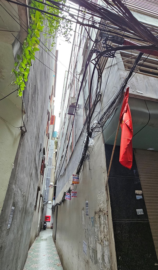 Cận cảnh công trình nhiều vi phạm khác của chủ chung cư mini bị cháy: Chuồng cọp kín bưng, nằm sâu trong ngõ nhỏ-3