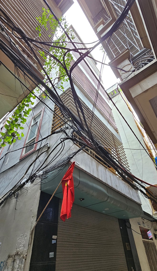 Cận cảnh công trình nhiều vi phạm khác của chủ chung cư mini bị cháy: Chuồng cọp kín bưng, nằm sâu trong ngõ nhỏ-2