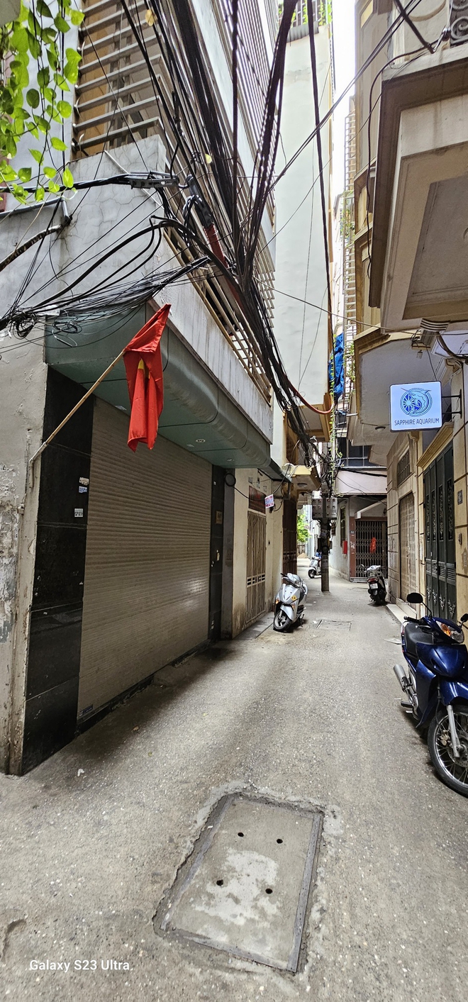 Cận cảnh công trình nhiều vi phạm khác của chủ chung cư mini bị cháy: Chuồng cọp kín bưng, nằm sâu trong ngõ nhỏ-1