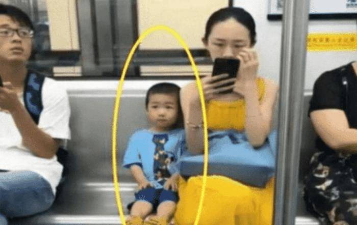 Nhiều năm đã trôi qua, bức ảnh chụp lén 2 mẹ con này vẫn được xem là biểu tượng của gia đình có giáo dục-1