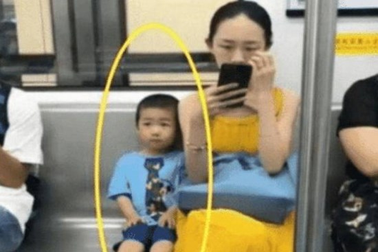 Nhiều năm đã trôi qua, bức ảnh chụp lén 2 mẹ con này vẫn được xem là biểu tượng của 