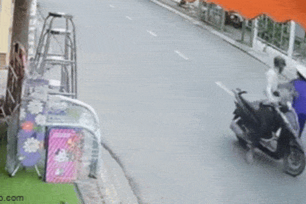 Clip Bé trai 9 tuổi chạy bộ đuổi theo kẻ cướp giật điện thoại ở TPHCM-2