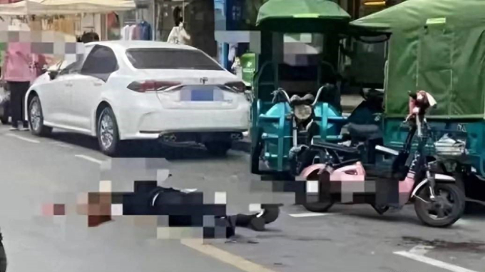 Người đàn ông dùng dao đâm chết bạn gái ngay giữa đường rồi đứng yên báo cảnh sát, dân địa phương tiết lộ động cơ gây án-1