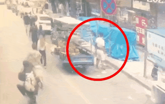 Người đàn ông dùng dao đâm chết bạn gái ngay giữa đường rồi đứng yên báo cảnh sát, dân địa phương tiết lộ động cơ gây án-2