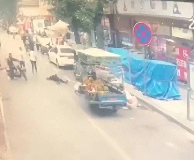 Người đàn ông dùng dao đâm chết bạn gái ngay giữa đường rồi đứng yên báo cảnh sát, dân địa phương tiết lộ động cơ gây án-3