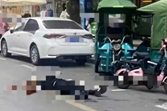 Người đàn ông dùng dao đâm chết bạn gái ngay giữa đường rồi đứng yên báo cảnh sát, dân địa phương tiết lộ động cơ gây án