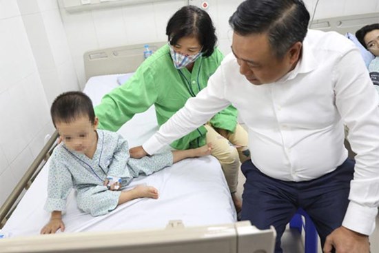 Chủ tịch UBND Thành phố rút ngắn công tác nước ngoài, đến ngay bệnh viện thăm các nạn nhân vụ cháy chung cư mini