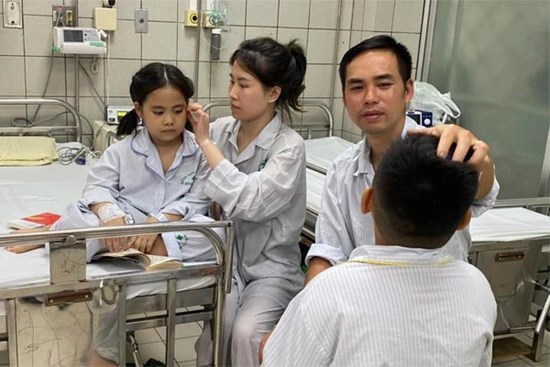 Gia đình 5 người đoàn tụ sau vụ cháy chung cư chia sẻ kỹ năng sinh tồn