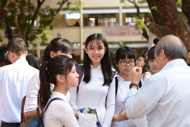 Thấy ảnh Thùy Tiên mặc áo dài đi học, netizen chỉ biết thốt lên 1 câu-1
