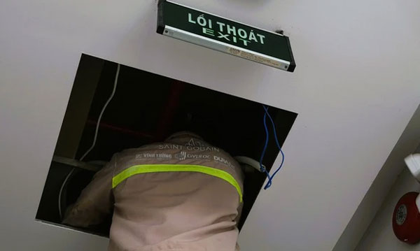 Nhiều chủ nhà trọ, chung cư mini gấp rút hoàn thiện phương án PCCC: Làm thang thoát hiểm, gắn thêm thiết bị báo cháy-1