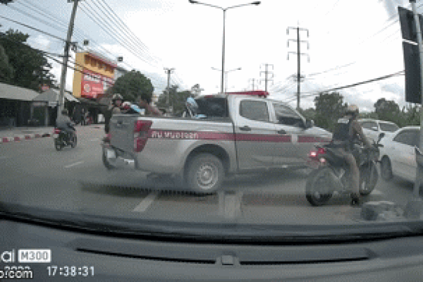 Khoảnh khắc ban công tòa nhà đổ sập tại Thái Lan-1