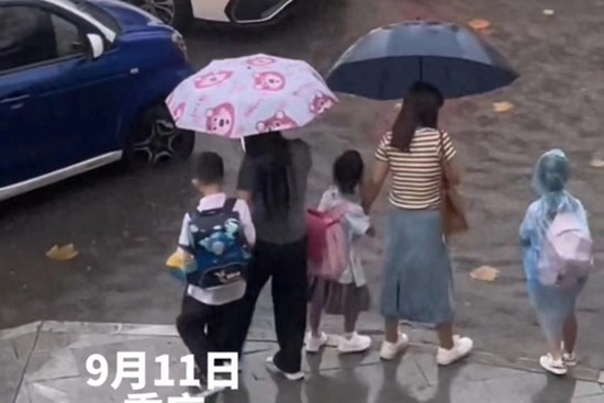 Một đoạn clip đưa con qua đoạn đường ngập nước, 3 phong cách giáo dục được tái hiện: Cách nào hay nhất?