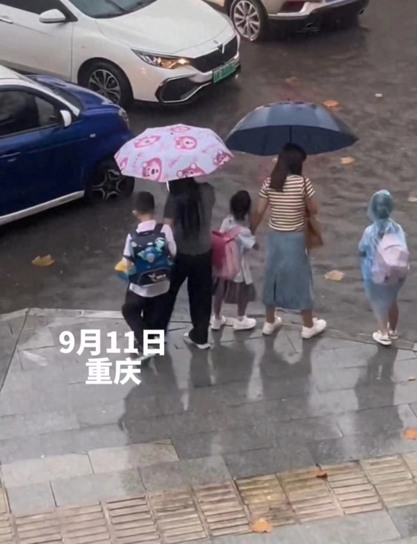 Một đoạn clip đưa con qua đoạn đường ngập nước, 3 phong cách giáo dục được tái hiện: Cách nào hay nhất?-1