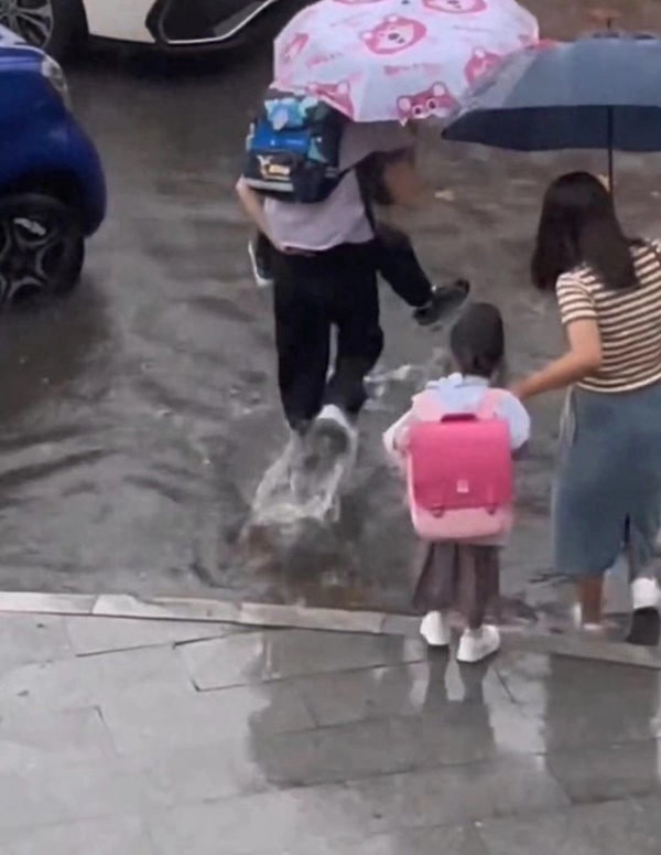 Một đoạn clip đưa con qua đoạn đường ngập nước, 3 phong cách giáo dục được tái hiện: Cách nào hay nhất?-2