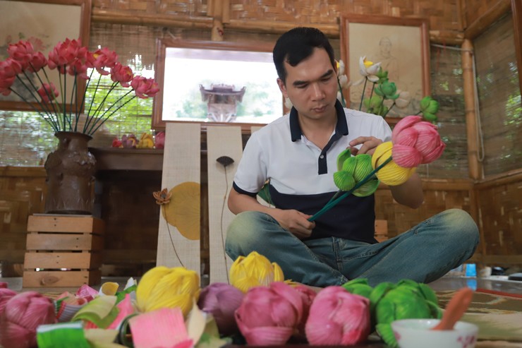 Kỳ lạ loại hoa làm từ thứ vứt đi, giá bán lên đến 150.000 đồng/bông-1