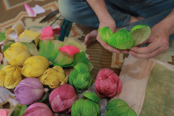 Kỳ lạ loại hoa làm từ thứ vứt đi, giá bán lên đến 150.000 đồng/bông-2