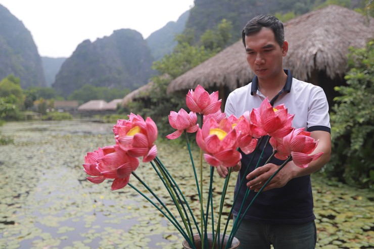 Kỳ lạ loại hoa làm từ thứ vứt đi, giá bán lên đến 150.000 đồng/bông-3
