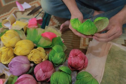 Kỳ lạ loại hoa làm từ thứ vứt đi, giá bán lên đến 150.000 đồng/bông