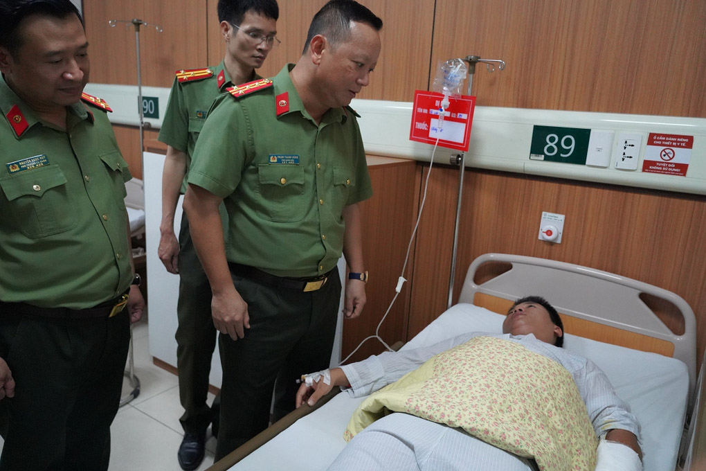 Hà Nội: Ngăn chặn vụ đánh ghen, một công an bị đâm phải nhập viện-1