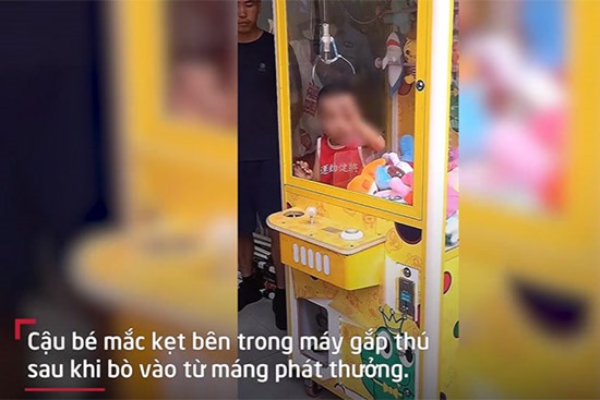 Giải cứu cậu bé mắc kẹt trong máy gắp thú