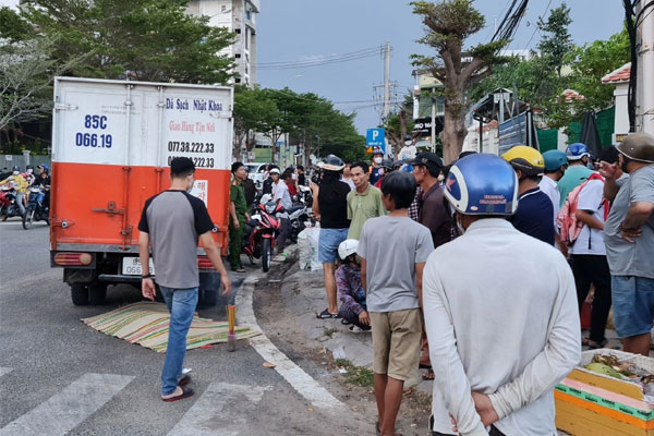 Tài xế lùi xe thiếu quan sát, tông bé gái 4 tuổi tử vong-1