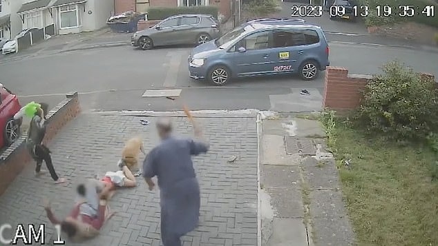 Khoảnh khắc ám ảnh: Bé trai 10 tuổi bị chó điên cuồng tấn công, bố đau đớn công khai video cảnh báo mọi người-5