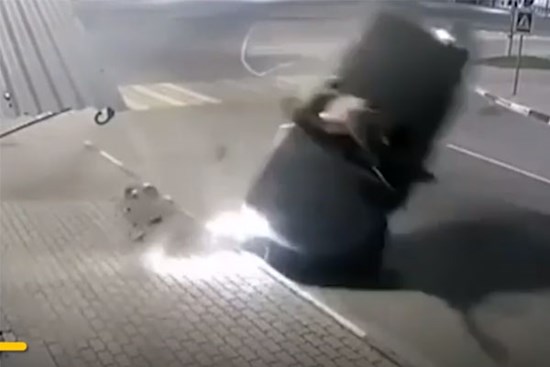 Ô tô lật nghiêng khi vào cua, 2 người đàn ông thoát nạn thần kỳ