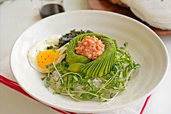 Bữa ăn mà có một đĩa cơm bơ trứng thế này vừa ngon lại đẹp mắt